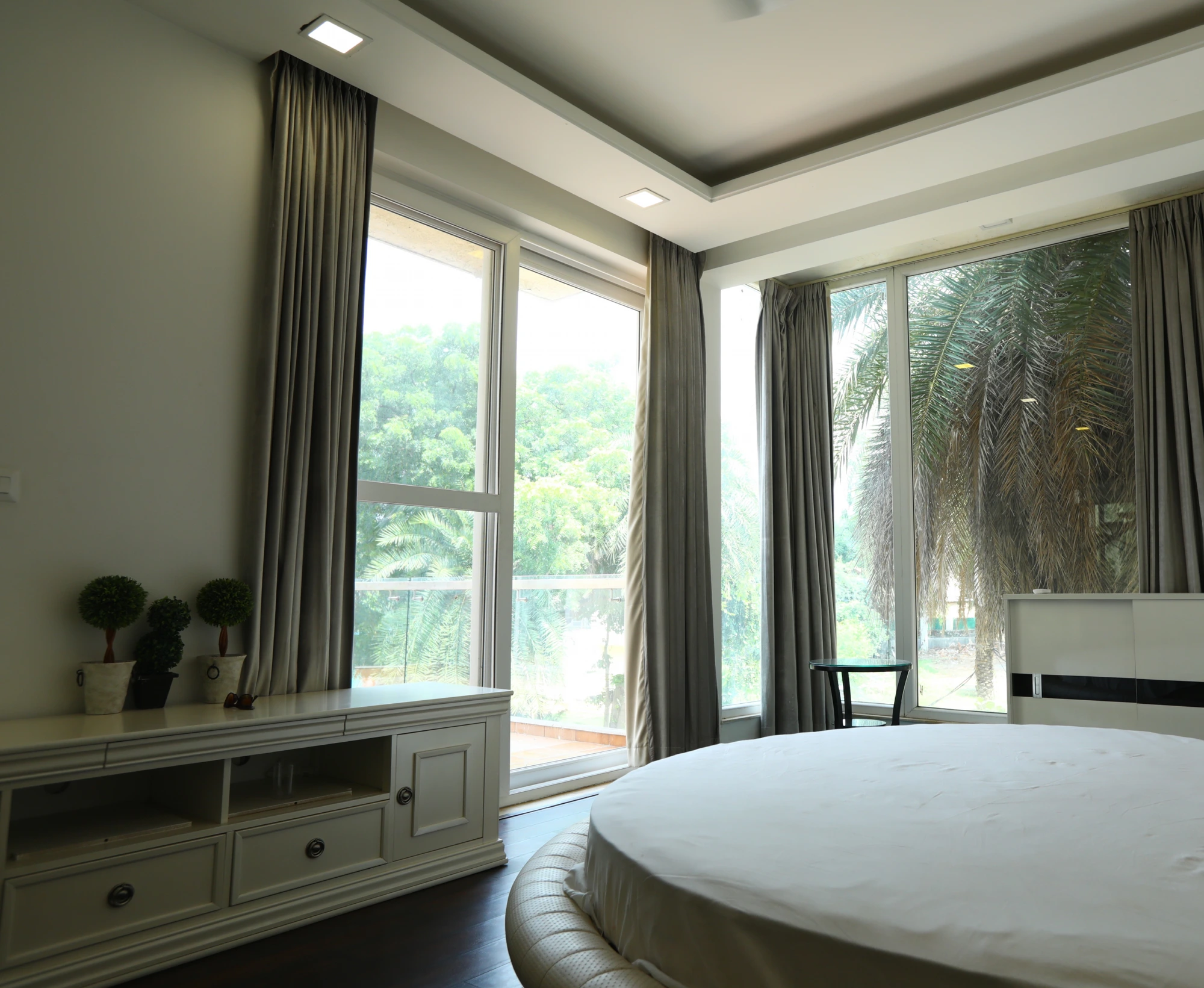 SOHOM floor-to-ceiling windows installation